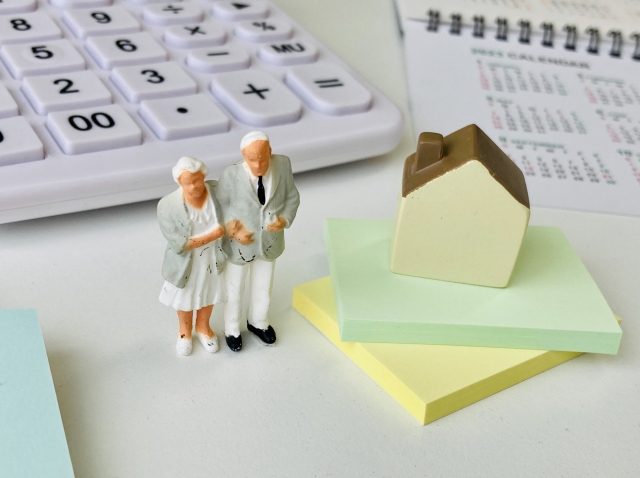 家の模型と電卓