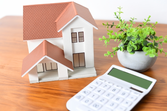 家の模型と電卓