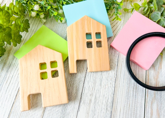 家の模型と虫眼鏡