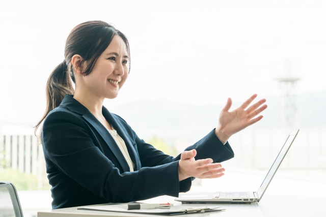 説明するスーツを着た女性