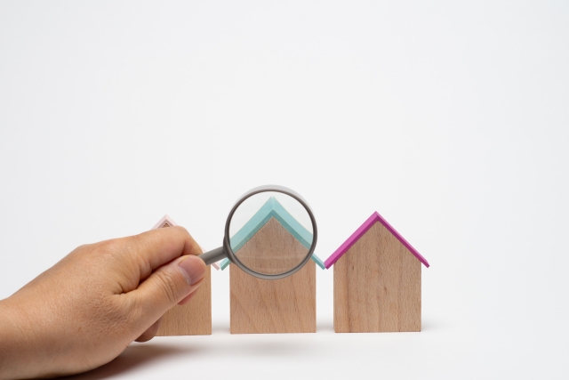 家の模型と虫眼鏡